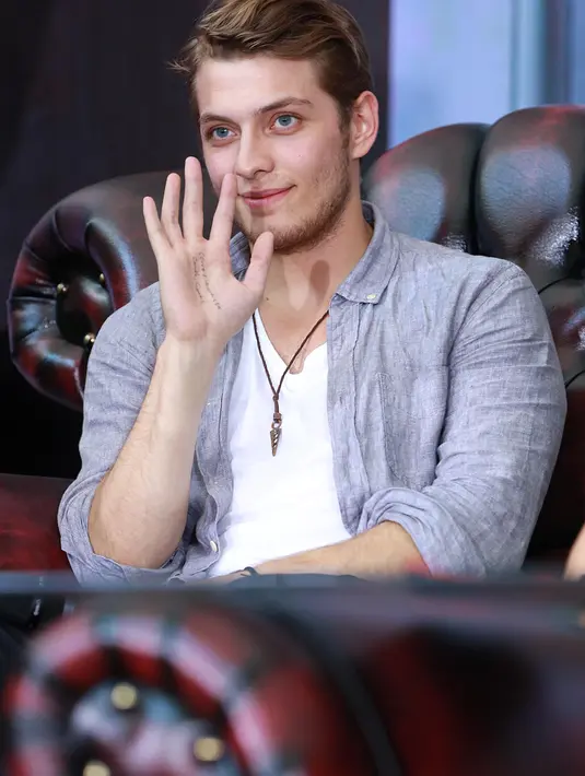 Burak Tozkoparan pemeran Ozan, yang juga ikut bersama rombongan pemeran lain, memanfaatkan waktu jeda menjalani syuting. (Deki Prayoga/Bintang.com)