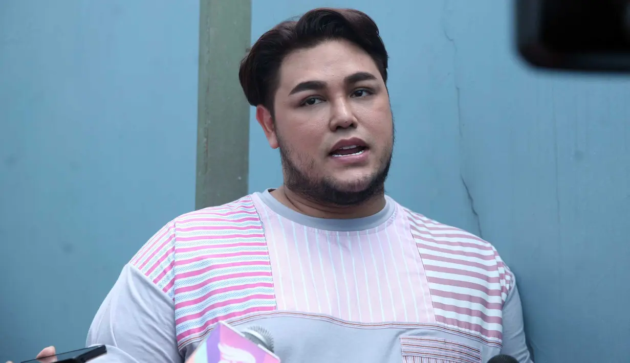 Butuh waktu panjang untuk membuat baju yang akan dikenakan Kevin. Selain mengambarkan keindahan alam Indonesia, ia juga memadukan dengan karakter Kevin Liliana. (Nurwahyunan/Bintang.com)