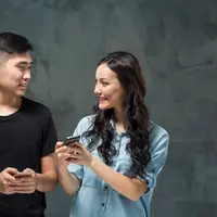 Seorang perempuan sedang menunjukkan HP nya kepada pasangannya (Foto Dok: Freepik/master1305).