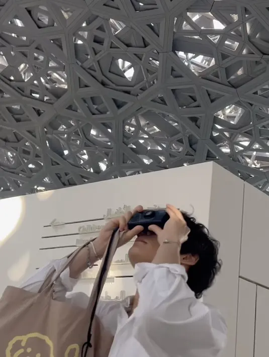 Tak ketinggalan, gaya fashionnya dilengkapi dengan sentuhan aksesori yang seru.  [Foto: Instagram @songgeonhee]