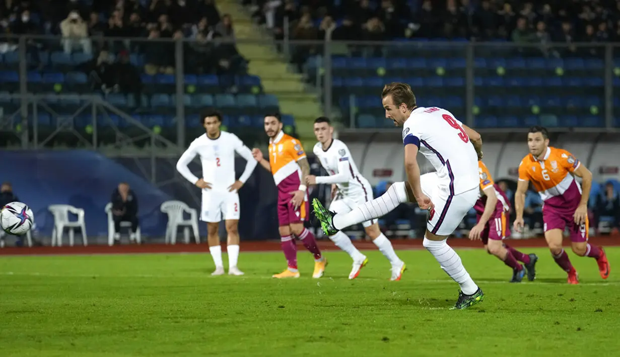 Pemain Inggris Harry Kane mencetak gol ke gawang San Marino pada pertandingan sepak bola Kualifikasi Grup I Piala Dunia 2022 di Stadion Olimpiade, Serravalle, San Marino, 15 November 2021. Inggris menang 10-0. (AP Photo/Antonio Calanni)