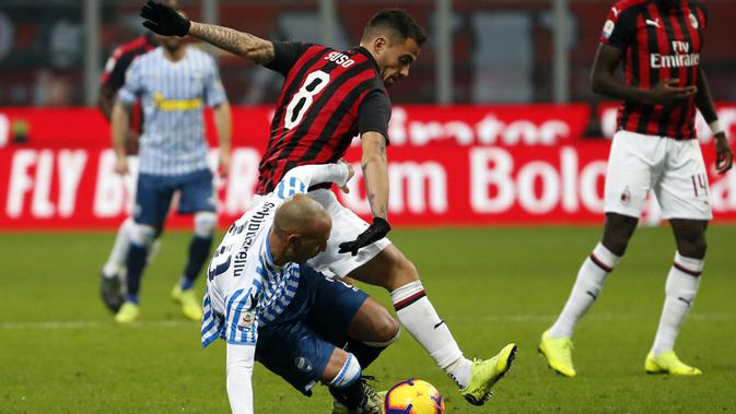 Gelandang AC Milan, Suso, berebut bola dengan gelandang SPAL, Pasquale Schiattarella, pada laga Serie A di Stadion San Siro, Milan, Sabtu (29/12). Milan menang 2-1 atas SPAL. (AP/Antonio Calanni)