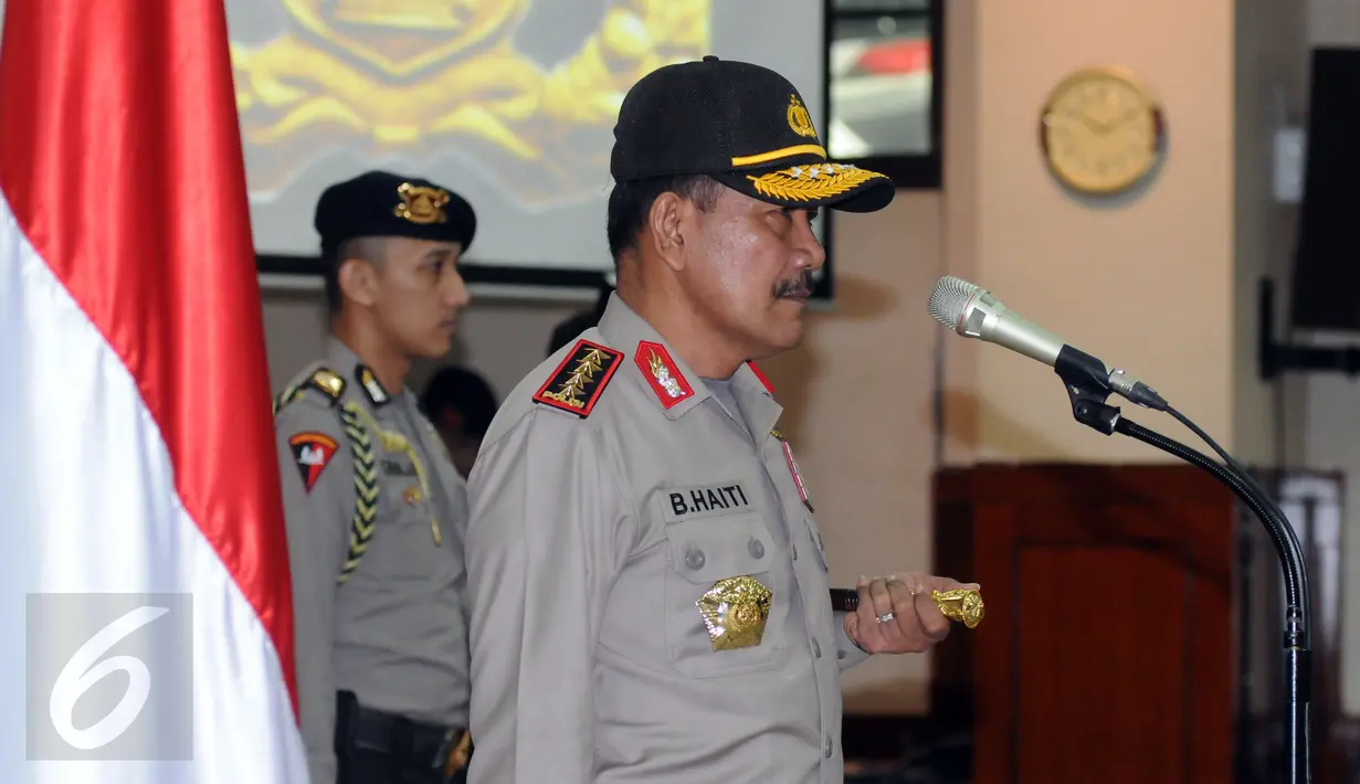 Kapolri Jenderal Pol Badrodin Haiti memimpin upacara laporan kenaikan pangkat 17 perwira tinggi polri di Mabes Polri Jakarta, Kamis (30/6). Kabareskrim, Ari Dono Sukmanto resmi berpangkat Komisaris Jenderal Polisi. (Liputan6.com/Helmi Fithriansyah)