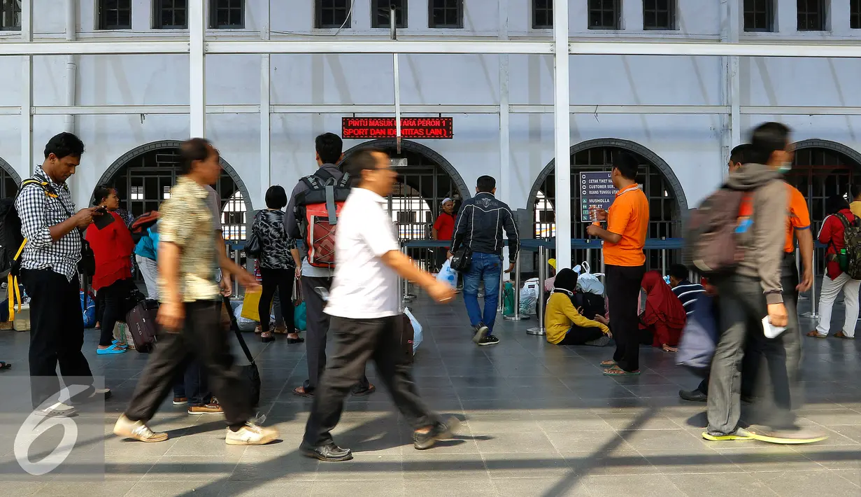 Sejumlah pemudik membawa barang bawaan menuju pintu masuk Stasiun Pasar Senen, Jakarta, Rabu (23/9/2015). PT KAI mencatat tiket keberangkatan ke sejumlah daerah di Jawa bagian timur telah terjual hampir 100 persen. (Liputan6.com/Yoppy Renato)