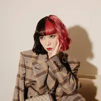 Isyana tak ragu sering memakai lipstik merah yang membuat tampilannya semakin bold. Foto: Instagram.