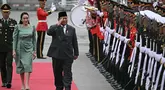 Perdana Menteri Thailand Paetongtarn Shinawatra (tengah) bersama Presiden Republik Indonesia Prabowo Subianto memeriksa barisan kehormatan selama upacara penyambutan di Government House, Bangkok pada 19 Mei 2025. (Lillian SUWANRUMPHA/AFP)