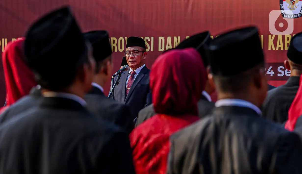 Ketua KPU Hasyim Asy'ari saat pelantikan anggota KPU kabupaten/kota usai pelantikan di halaman Kantor KPU, Jakarta, Minggu (24/3/2023). (Liputan6.com/Faizal Fanani)