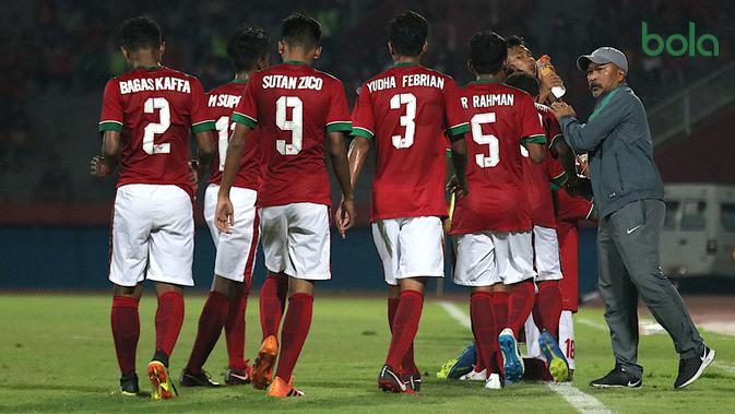 Timnas Indonesia U-16 dan Fakhri Husaini di Piala AFF U-16 2018. (Bola.com/Aditya Wany)