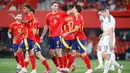 Mikel Oyarzabal merayakan gol bersama dengan rekan setimnya saat pertandingan persahabatan internasional antara timnas Spanyol melawan Irlandia Utara di stadion Son Moix di Palma de Mallorca pada 8 Juni 2024. (JAIME REINA/AFP)