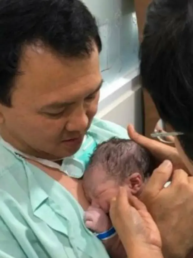 7 Momen Ahok Asuh Baby Yosafat Ini Menggemaskan
