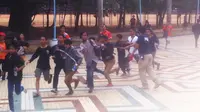 Sekitar 150 remaja diduga The Jakmania masuk melalui pintu Parkir Timur Senayan dan merangsek ke Stadion Utama GBK, Senayan, Jakarta Pusat. (Liputan6.com/Andreas Gerry Tuwo)