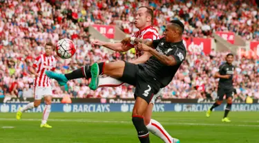 Bek Liverpool, Nathaniel Clyne berebut bola dengan gelandang Stoke City, Charlie Adam pada Liga Premier Inggris di Britannia Stadium, Minggu (9/8/2015).Liverpool menang atas Stoke City dengan skor 1-0. (Reuters/Jason Cairnduff)