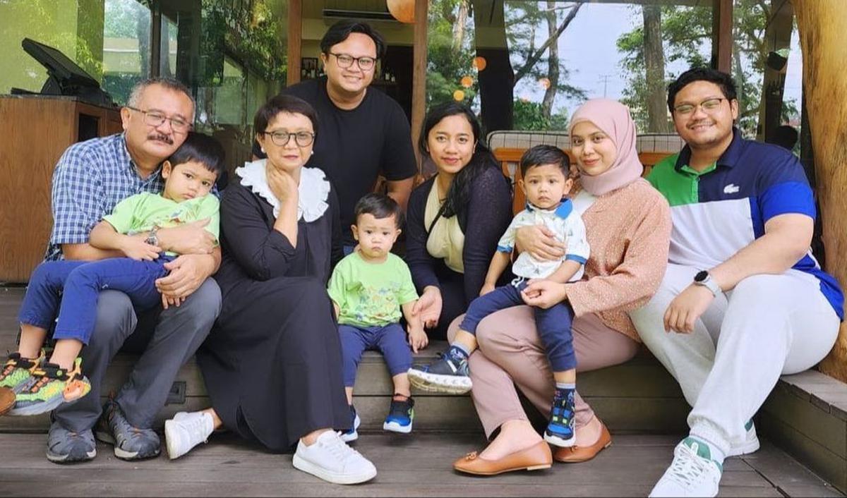 Meski jadwal begitu padat, Retno Marsudi tetap meluangkan waktu untuk kumpul bersama keluarga. Bahkan hanya 12 jam saja waktunya di Jakarta sebelum kembali terbang. <br>