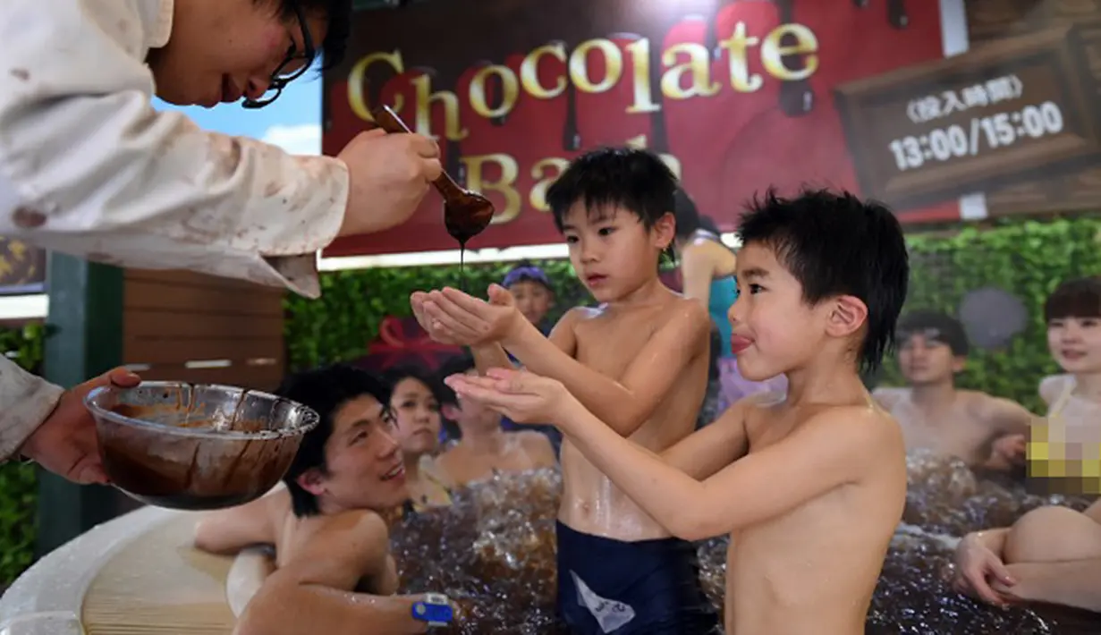 Spa cokelat ini hanya berlangsung pada 13 Januari hingga 5 April 2015. Spa cokelat ini diadakan untuk memperingati Hari valentine, Tokyo, Jepang. Foto diambil pada Minggu (8/2/2015). (AFP Photo/Thosifumi Kitamura)