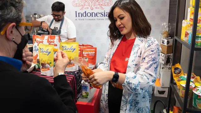 Mitra usaha kuliner GoTo, Head of PR & Marketing Kripik Balado Shirley, Vallencia Melvinsy, memperkenalkan keripik singkong pedas khas Padang kepada pengunjung di Davos, Swiss.