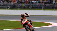Marc Marquez mampu memenangi persaingan dengan Jorge Lorenzo untuk meenyegel pole position MotoGP Inggris. 