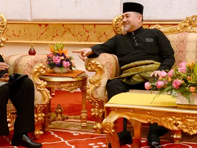 Perdana Menteri Malaysia baru, Mahathir Mohamad (kiri) berbincang dengan dengan Raja Malaysia Muhammad V usai melakukan sumpah jabatan di Istana Nasional di Kuala Lumpur (10/5). (AFP Photo/ Istana Nasional Malaysia)