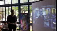 Demian Aditya memamerkan film pendek yang ia buat menggunakan smartphone Wiko Highway Star (Liputan6.com/Dewi Widya Ningrum)