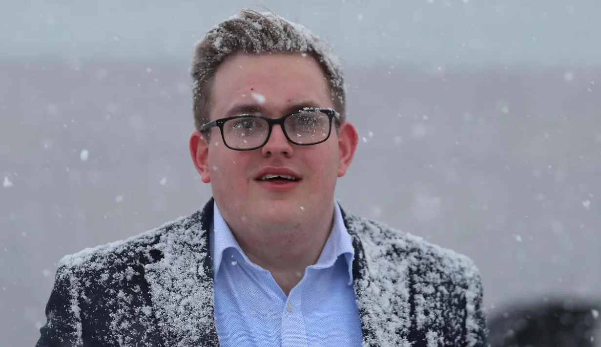 Seorang pria berjalan saat hujan salju lebat di London, Inggris (27/2). Cuaca ekstrem yang melanda sebagian wilayah Eropa menyebabkan warga dan wisatawan mengalami sakit dan beberapa meninggal akibat kedinginan. (AFP Photo/Daniel Leal-Olivas)