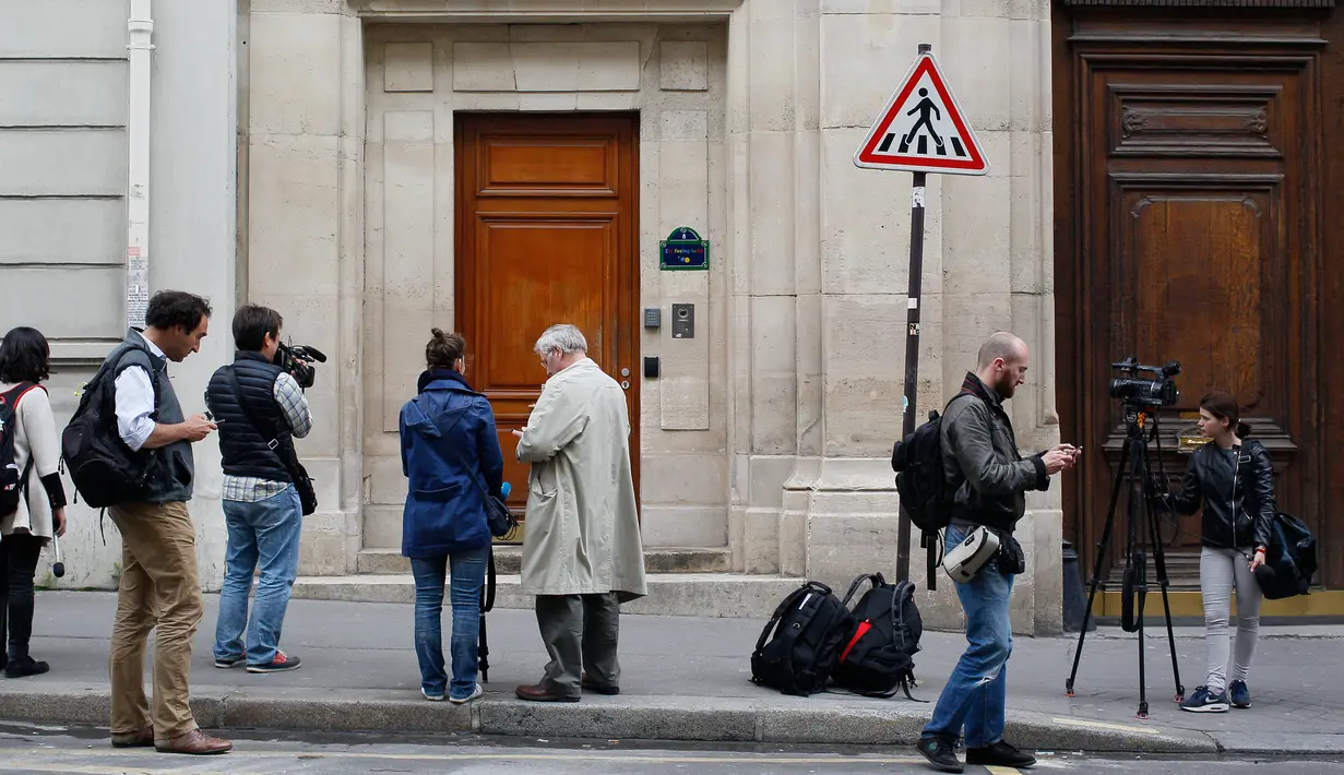 Awak media menunggu di luar kantor Google di Paris, Prancis, Selasa (24/5). Para pejabat keuangan Prancis melakukan penggerebekan kantor raksasa internet Google sebagai bagian dari penyelidikan penggelapan pajak. (MATTHIEU ALEXANDRE/AFP)
