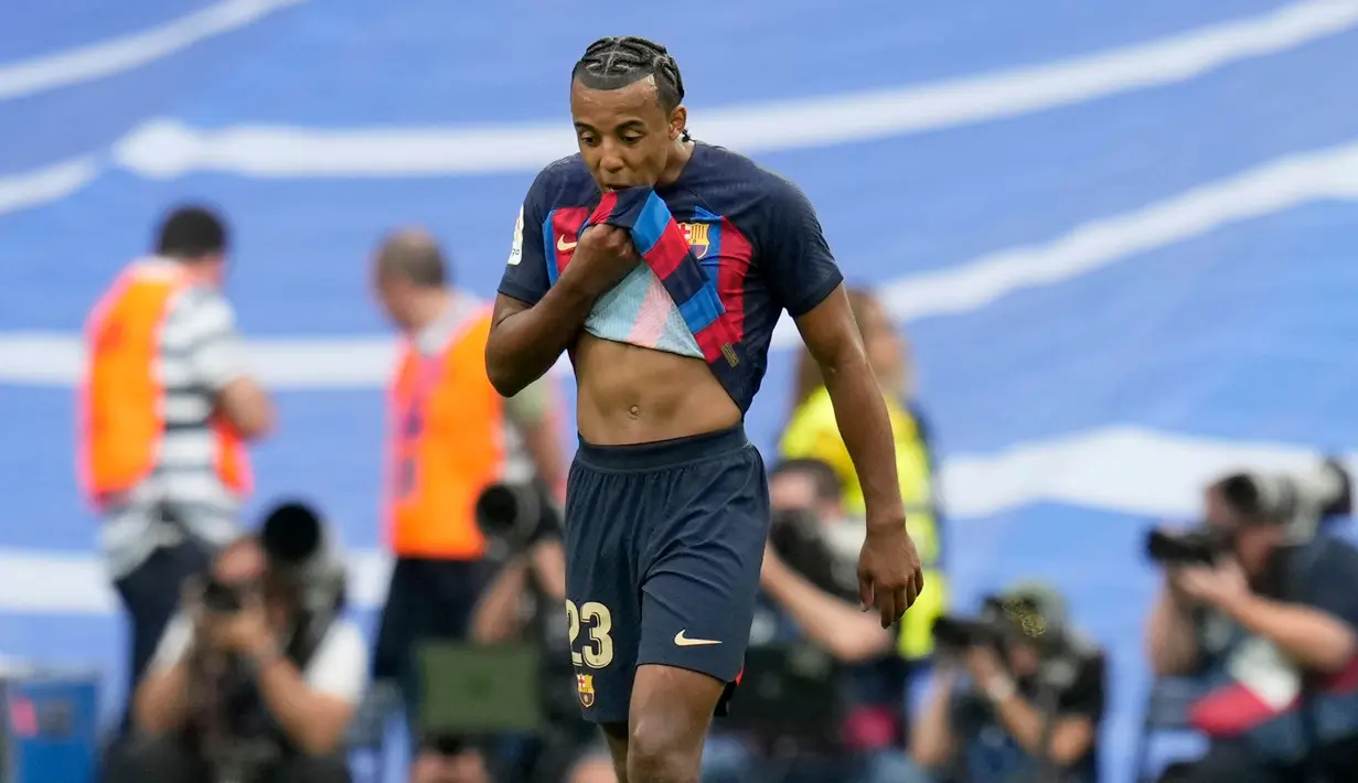Pemain Barcelona Jules Kounde meninggalkan lapangan pada akhir pertandingan sepak bola La Liga Spanyol antara Real Madrid dan Barcelona di Stadion Santiago Bernabeu di Madrid Minggu (16/10/2022). Real Madrid menang 3-1. (Foto AP/Manu Fernandez)