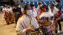 Wanita berusia 20 tahun mengenakan kimono menghadiri upacara perayaan "Coming-of-Age Day" dalam keadaan darurat karena pandemi Covid-19 coronavirusdi Yokohama Arena di Yokohama (11/1/2021). (AFP/Philip Fong)