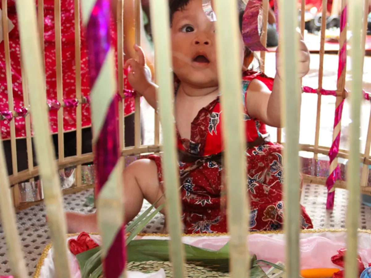 Tanah si keluarga nginjek mengadakan bayi pada acara Adat Tradisi