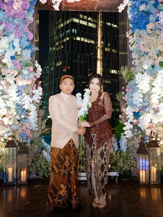 Di kesempatan itu, Celine memilih mengenakan kebaya kutubaru warna merah maroon yang elegan dari @wicaksonoajiofficial