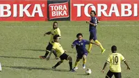 Pemain Universitas Narotama melewati pemain Universitas Merdeka (Unmer) pada laga Torabika Campus Cup 2017 di Stadion Universitas Negeri Malang, Selasa, (31/10/2017). Unmer Menang 3-0 atas Universitas Narotama. (Bola.com/M Iqbal Ichsan)