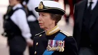 Putri Anne, seorang Princess Royal pertama yang ikut serta menjaga peti mati Ratu Elizabeth II dalam tradisi Vigil. (instagram/british.royals)