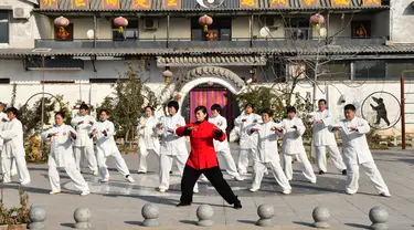 Pencinta Taichi atau Taijiquan berlatih di sebuah sekolah seni bela diri tradisional di Distrik Yongnian, Kota Handan, Provinsi Hebei, China tengah pada 16 Desember 2020. UNESCO pada Kamis (17/12) memasukkan Taichi China ke dalam Daftar Representatif Warisan Budaya Takbenda Kemanusiaan. (Xinhua)