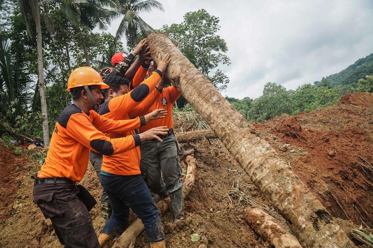 FOTO: Duka di Majenang, Longsor Telan Dua Nyawa & 21 Warga Masih Hilang