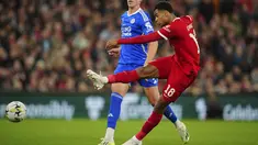 Pemain Liverpool, Cody Gakpo (kanan) mencetak gol penyeimbang 1-1 ke gawang Leicester City melalui tendangan balik badan saat laga putaran ketiga Carabao Cup 2023/2024 di Anfield, Liverpool, Inggris, Kamis (28/09/2023) dini hari WIB. Liverpool berhasil menang comeback 3-1 atas Leicester City. (AP Photo/Jon Super)