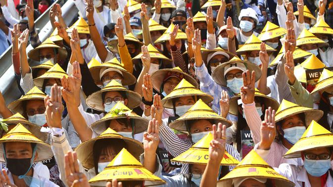Pengunjuk rasa antikudeta memberikan penghormatan tiga jari selama demonstrasi dekat Stasiun Kereta Api Mandalay di Mandalay, Myanmar, Senin (22/2/2021. Sejak kudeta pada 1 Februari 2021, masyarakat Myanmar masih terus menggelar protes. (AP Photo)