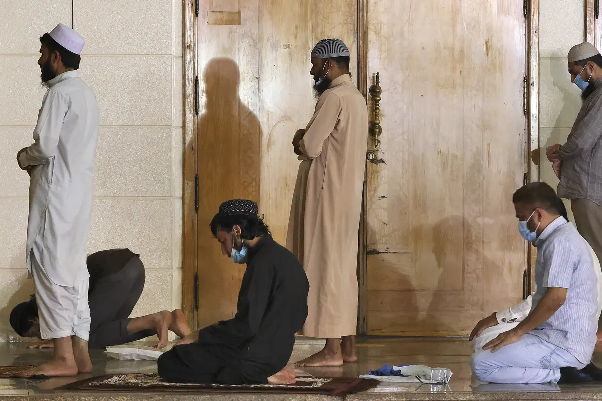 Warga Dubai Sholat Tahajud di Malam Lailatul Qadar