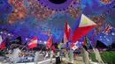 Para pembawa bendera untuk negara-negara peserta masuk selama upacara pembukaan Dubai Expo 2020 di Dubai, Uni Emirat Arab, 30 September 2021. Pembukaan Dubai Expo 2020 berlangsung mewah dengan menampilkan kembang api dan pertunjukan lampu untuk merayu dunia meski pandemi. (GIUSEPPE CACACE/AFP)