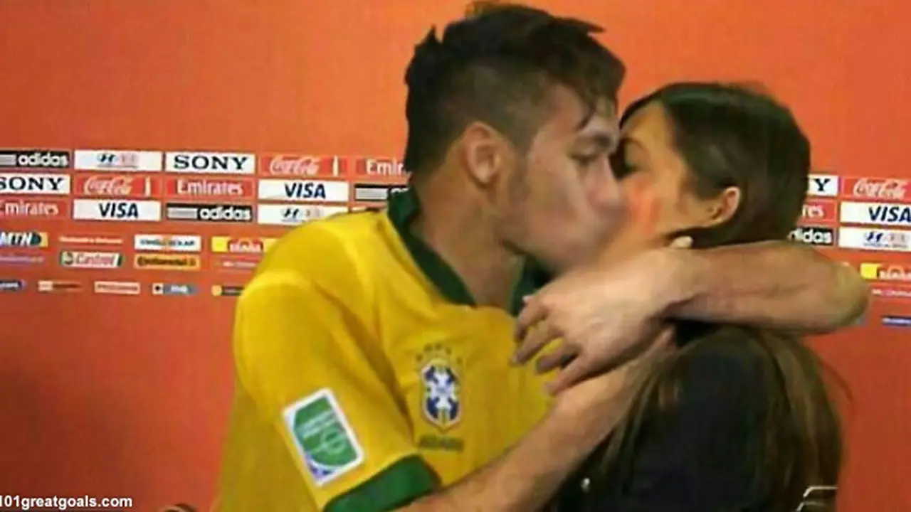 ymar-cium-pacar-casilas-130701c.jpg