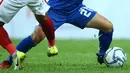 Gelandang Timnas Indonesia U-22, Evan Dimas Darmono berusaha merebut bola dari pemain Filipina, Jeremiah Borlongan pada laga SEA Games di Stadion Shah Alam, Selangor (17/8). Indonesia menang 3-0 atas Filipina. (AP Photo / Vincent Phoon)