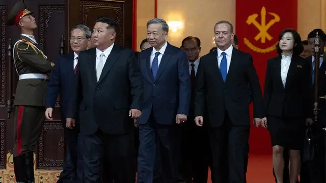 PM China Li Qiang, Pemimpin Korea Utara Kim Jong Un, Sekretaris Jenderal Partai Komunis Vietnam To Lam, dan Wakil Ketua Dewan Keamanan Rusia sekaligus Ketua Partai Rusia Bersatu Dmitry Medvedev di Pyongyang, Jumat (10/10/2025).