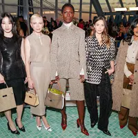 Michelle Williams mengenakan Spring/Summer 2025 Mesh Polo dan Skirt, kemudian Pierced XL Pump, dan Petite Lee Radziwill Double Bag. [Dok/Tory Burch].