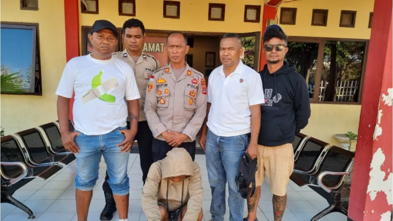Anggota Polsek Kota Lama saat mengamankan siswa pelaku penikaman guru di Kupang