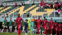 Para pemain Timnas Panama U-17 (kanan) dan Timnas Maroko U-17 memasuki lapangan jelang dimulainya laga pembuka Piala Dunia U-17 2023 Grup A antara Timnas Panama U-17 menghadapi Timnas Maroko U-17 di Stadion Gelora Bung Tomo, Surabaya, Jumat (10/11/2023) WIB. (Bola.com/Bagaskara Lazuardi)