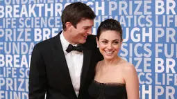 Senyum Ashton Kutcher dan Mila Kunis saat berpose di karpet merah Breakthrough Prize Awards di California, 3 Desember 2017. Ashton terus memberikan tatapan penuh cinta pada Mila yang dinikahinya pada 4 Juli 2015 silam. (Jesse Grant/GETTY IMAGES/AFP)