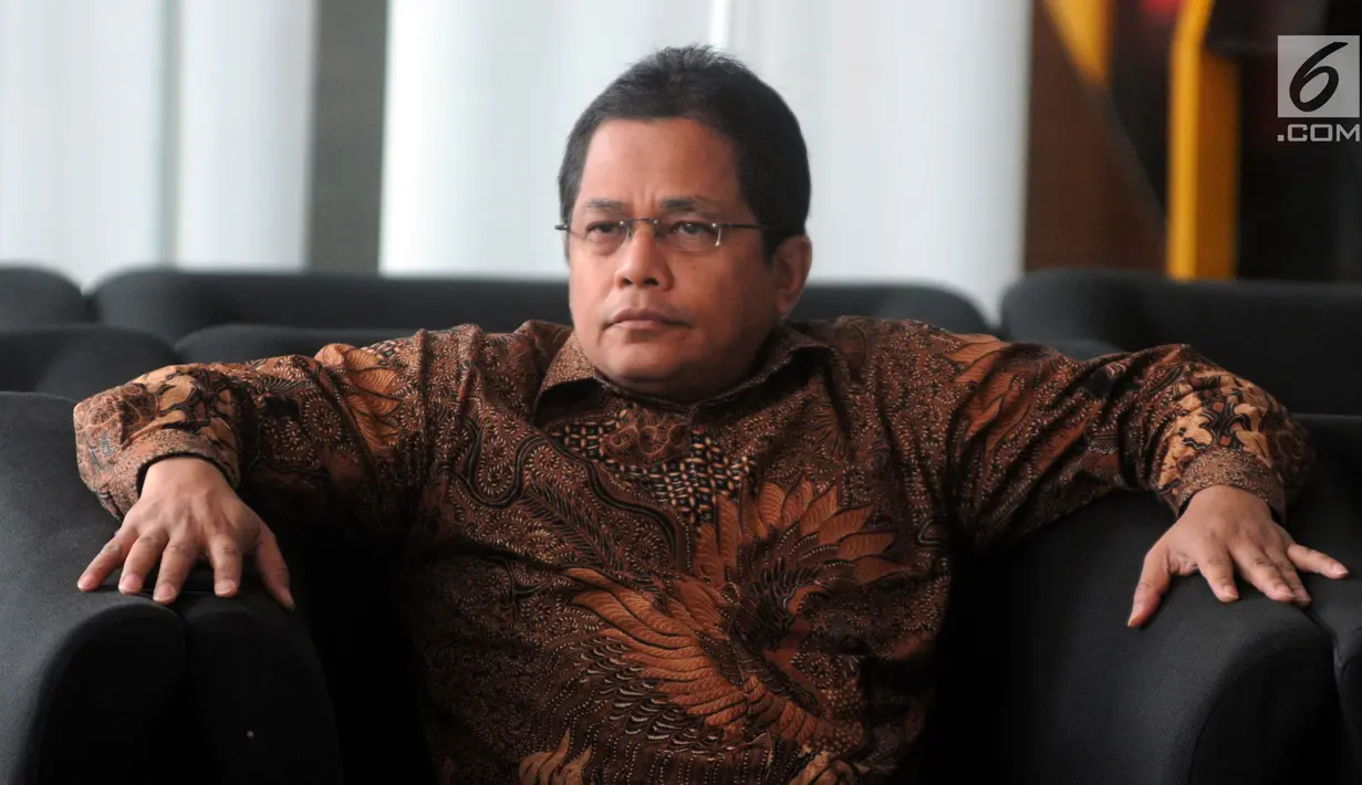 Sekjen DPR Indra Iskandar menunggu pemeriksaan penyidik di Gedung KPK, Jakarta, Senin (18/2). Indra diperiksa sebagai saksi untuk tersangka mantan Wakil Ketua DPR Taufik Kurniawan terkait dugaan suap DAK Kebumen. (Merdeka.com/Dwi Narwoko)