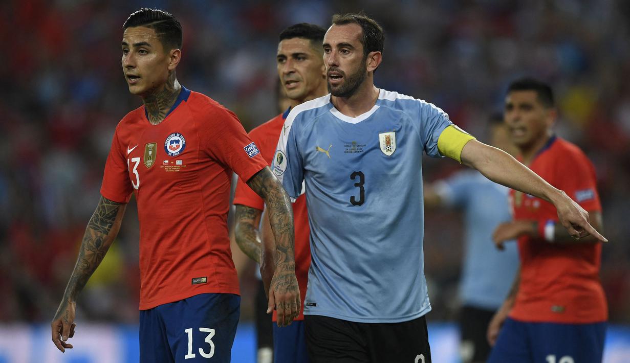 Diego Godin (kanan) merupakan bek senior sekaligus kapten Timnas Uruguay. Godin mengemban jabatan tersebut sejak Piala Dunia 2014. Saat ini, ia bermain untuk salah satu klub terbesar di Liga Italia, yaitu Inter Milan. (AFP/Mauro Pimentel)