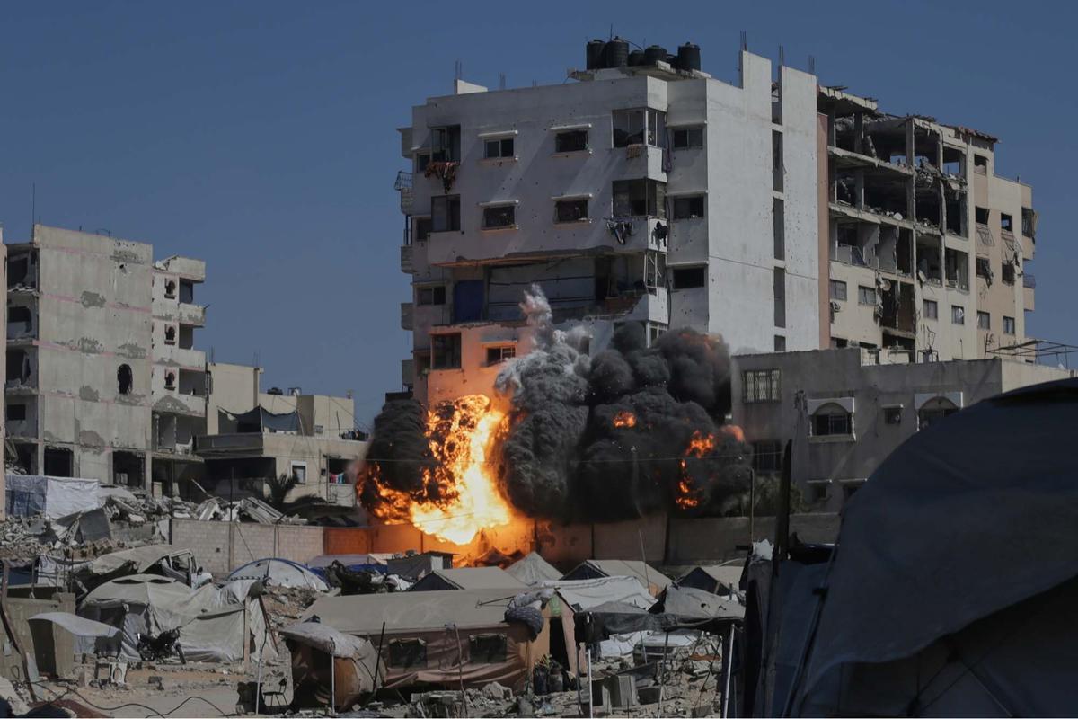 FOTO: Detik-detik Rudal Israel Hantam Gedung Bertingkat di Gaza, Warga Tetap Bertahan di Tengah Gempuran