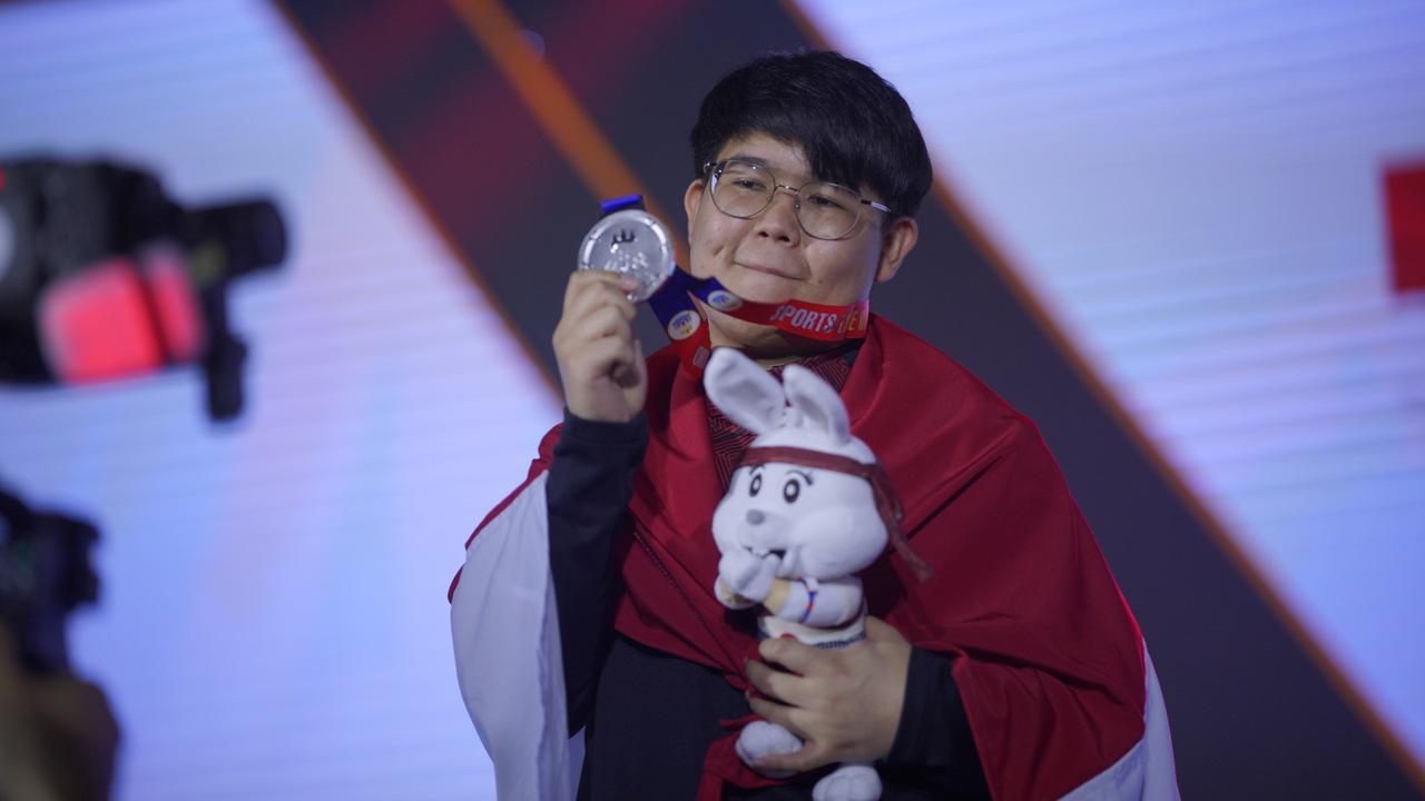 Alan Raynold Kumaseh menyumbangkan sebuah medali perak dari cabor esports PUBG Mobile di SEA Games 2023