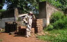 Aksi Pasukan Garuda evakuasi 6 ton bahan peledak konflik Afrika