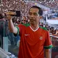 Presiden Joko Widodo (Jokowi) tampak asyik membuat vlog dengan kamera handphone saat menyaksikan laga final Piala Presiden 2018 antara Persija Jakarta vs Bali United di Stadion Utama Gelora Bung Karno, Sabtu (17/2). (Liputan6.com/Pool/Biro Pers Setpres)