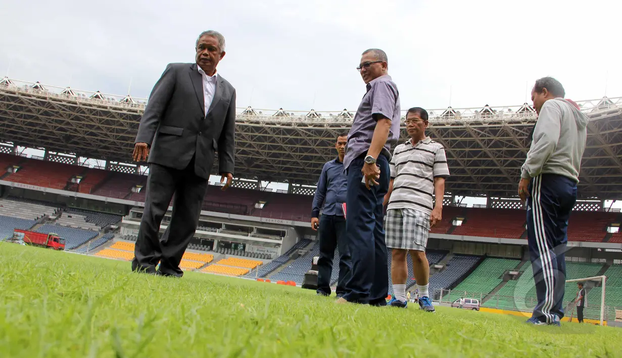 Ketua umum PSSI Djohar Arifin Husin (kiri) melakukan pengecekan lapangan di Gelora Bung Karno, Jakarta (26/3/2015). Peninjauan dilakukan sebagai persiapan menjelang kualifikasi Grup H Piala Asia 2016. (Liputan6.com/Helmi Afandi)